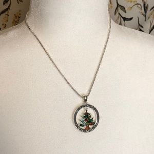 NWT Howard’s “We wish you a merry Xmas” necklace